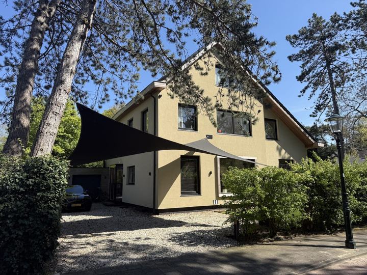 Vorderansicht der Villa mit Pool in Bentveld