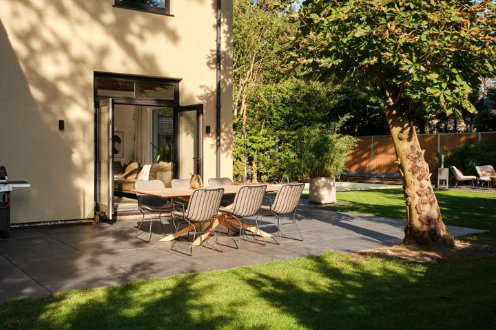Terrasse mit Essbereich im Freien