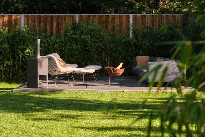 Lounge-Ecke mit Feuerstelle im Garten