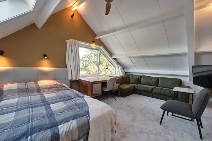 Schlafzimmer unter dem Dach