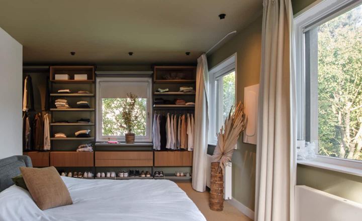 Schlafzimmer mit offenem Schrank