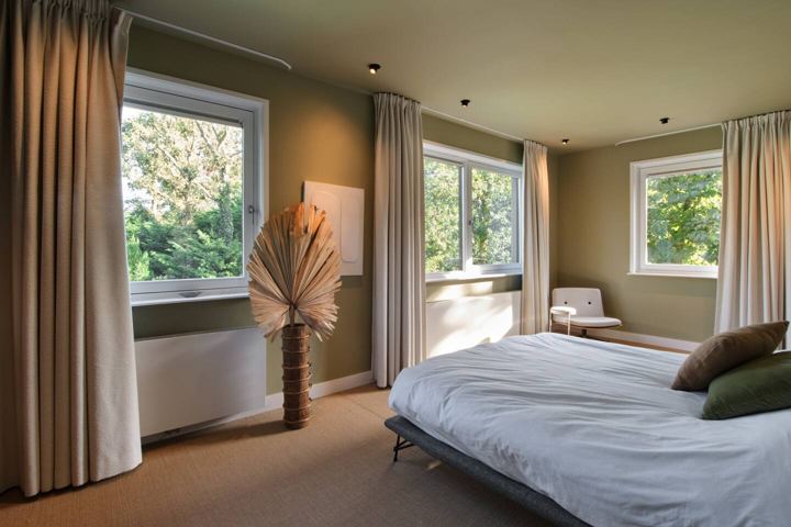 Geräumiges Schlafzimmer mit Gartenblick