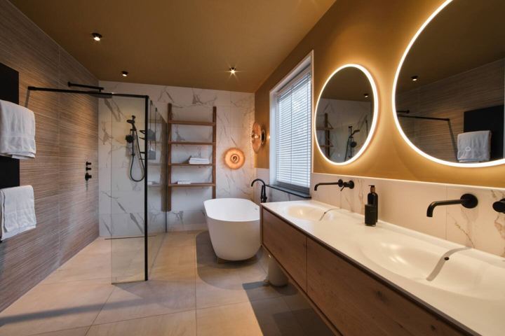 Badezimmer mit freistehender Badewanne und Doppelwaschbecken